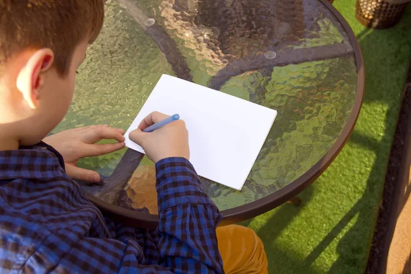 Gosse Qui Fait Truc Garçon Faisant Ses Devoirs Extérieur Garçon — Photo