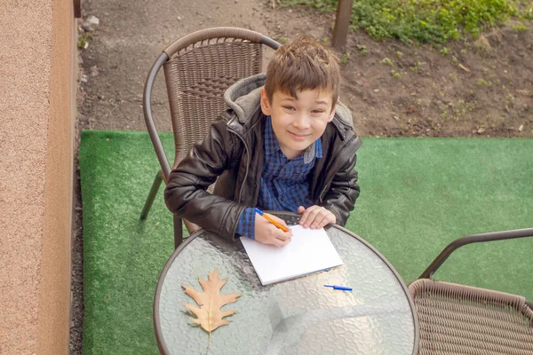 Junge Schreibt Etwas Junge Macht Hausaufgaben Freien Junge Zeichnet Auf — Stockfoto