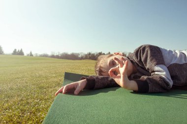 Çocuk uykusunda sonbahar park açık havada