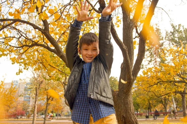 Gelukkige Jongen Veel Plezier Herfst Park Overgeven Bladeren Smie Lach — Stockfoto