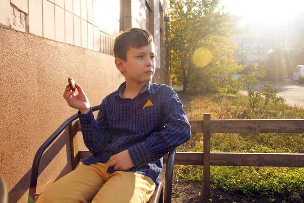 Menino Sentado Livre Comendo Doces Parque Outono — Fotografia de Stock