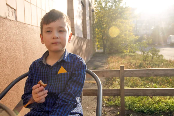 Junge Sitzt Draußen Und Isst Süßigkeiten Herbstpark — Stockfoto