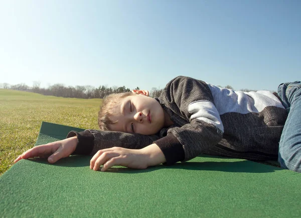 Menino Dormir Livre Parque Outono — Fotografia de Stock