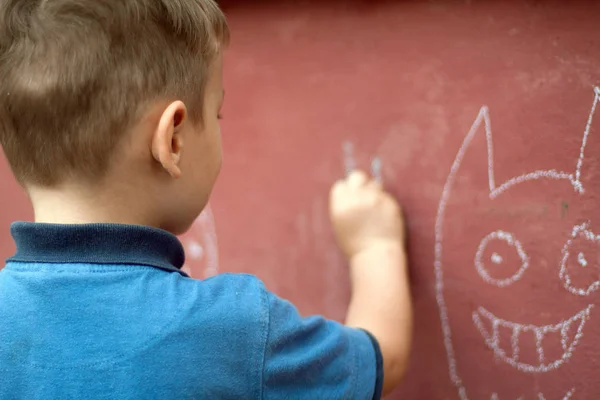 Маленький Мальчик Рисует Мелом Стене — стоковое фото
