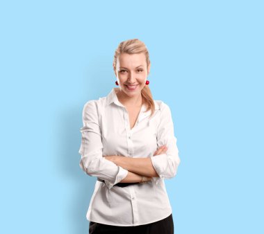 Mutlu kadın, trendy degrade arka plan üzerinde izole