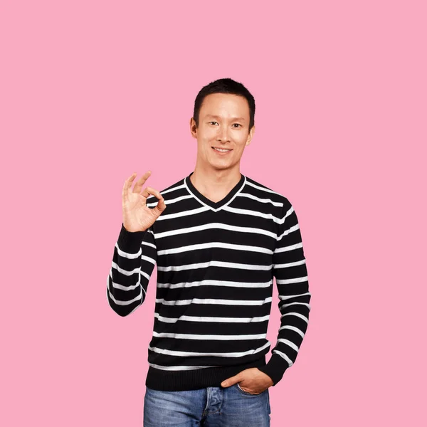 Asiatischer Mann Gestreiftem Pullovert Zeigt Zeichen — Stockfoto