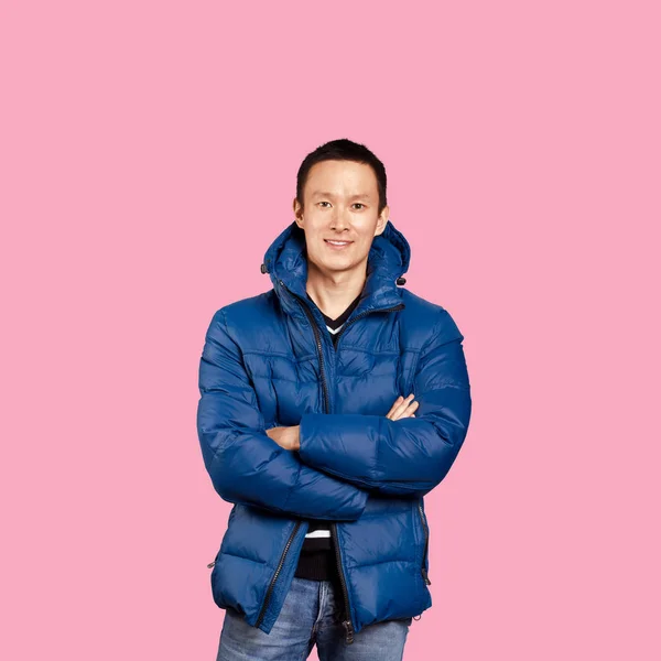 Asiatisk Man Blå Vadderad Jacka Isolerad Trendiga Tonad Bakgrund — Stockfoto