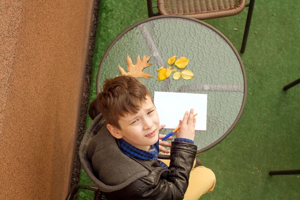 Αγόρι Γράφει Κάτι Αγόρι Κάνει Την Εργασία Εξωτερικούς Χώρους Αγόρι — Φωτογραφία Αρχείου