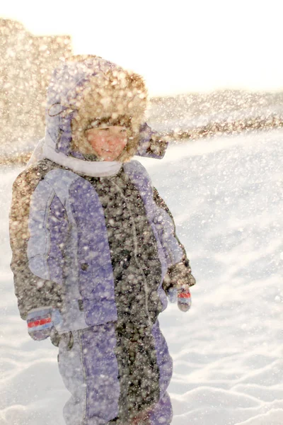 月に最初の雪を楽しむ少年 クリスマスを待っています — ストック写真