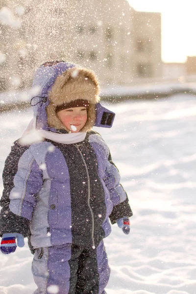 Мальчик Наслаждается Первым Снегом Ноябре Ожидании Рождества — стоковое фото