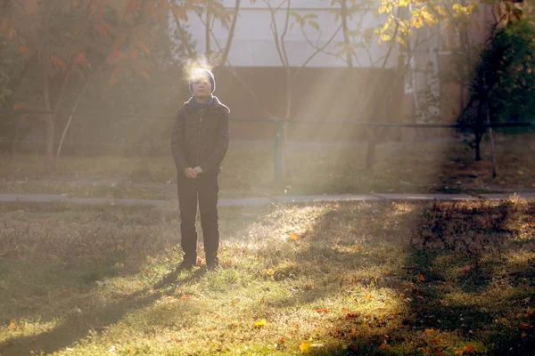 Jongen Frosty Ochtend Park Seasonall Weer Jongen Met Stoom Van — Stockfoto