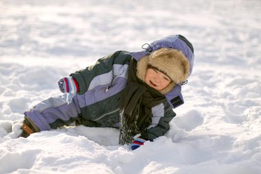 Kasım ayında ilk kar zevk çocuk. Noel için bekliyor