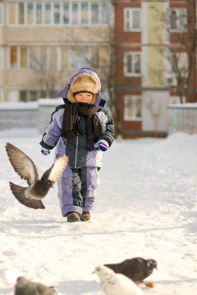 Jongen Genieten Van Eerste Sneeuw November Wachten Kerstmarkt Jongen Met — Stockfoto