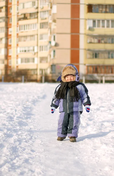 男孩享受11月的第一场雪 等待危机 — 图库照片