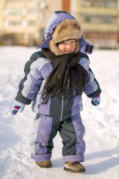 Garçon Profitant Première Neige Novembre Attendant Les Fêtes Noël — Photo