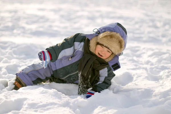 Boy Líbí První Sníh Listopadu Čekání Cristmas — Stock fotografie