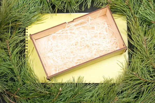 크리스마스 인사말 그리고 상자입니다 전나무 판자에 편지와 배경에 크리스마스 전나무 — 스톡 사진