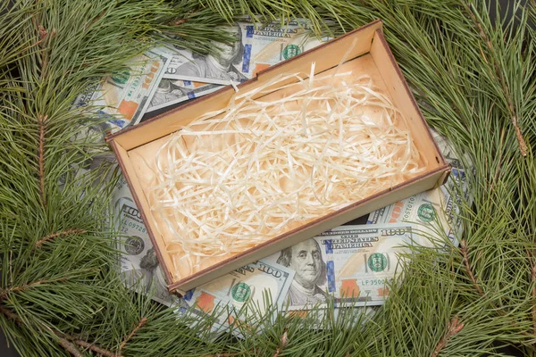 Weihnachtsgrußkarte Mit Schachtel Und Geld Tannenzweig Und Dekoration Auf Dielen — Stockfoto