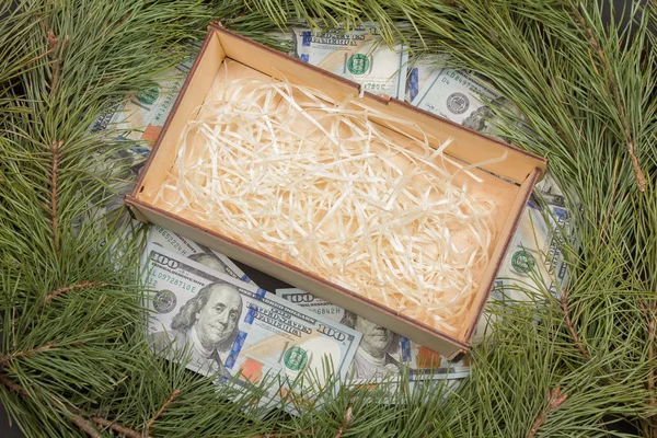 Christmas Wenskaart Met Doos Geld Spar Tak Decoratie Plank Fir — Stockfoto