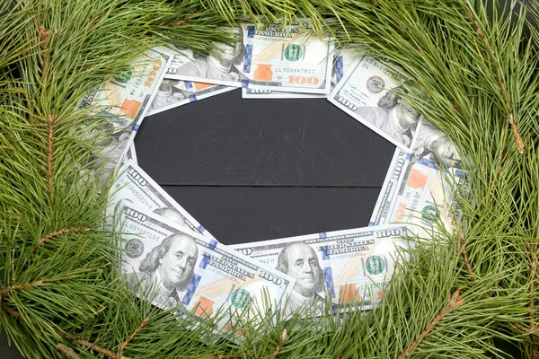 お金でクリスマス グリーティング カード モミ枝 お金および板で装飾 木製の背景をクリスマスのモミの木 コピー スペース — ストック写真