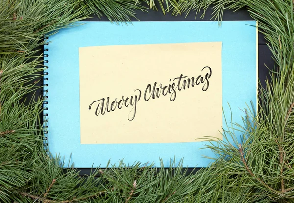 Weihnachtsgrußkarte Tannenzweig Und Dekoration Auf Planke Mit Schriftzug Frohe Weihnachten — Stockfoto