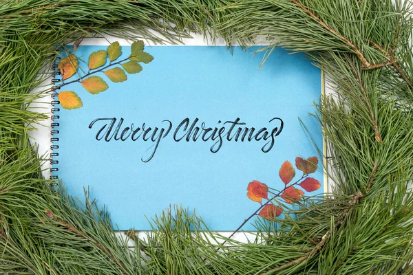 Tarjeta Felicitación Navidad Rama Abeto Decoración Plancha Con Letras Feliz — Foto de Stock