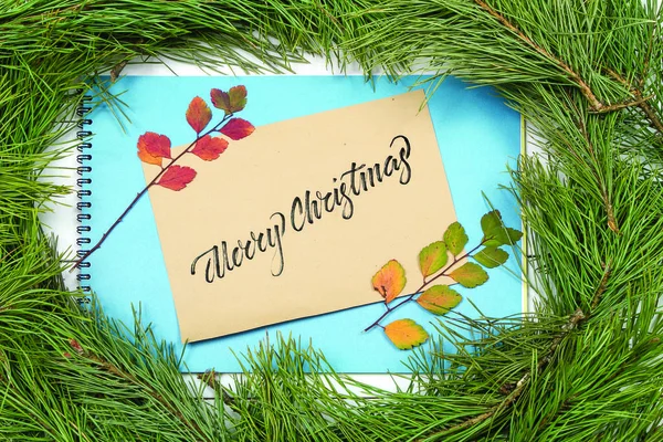 Kerst Groeten Card Fir Tak Decoratie Plank Met Belettering Merry — Stockfoto