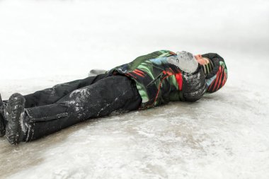 Küçük çocuk zevk atlı kızak gezisi. Tepeden aşağı kızakla süre onun kızak çocukla