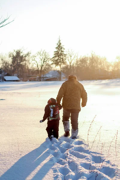 Jongen Grootvader Genieten Van Sneeuw Gelukkige Jongen Opa Hebben Winterpret — Stockfoto