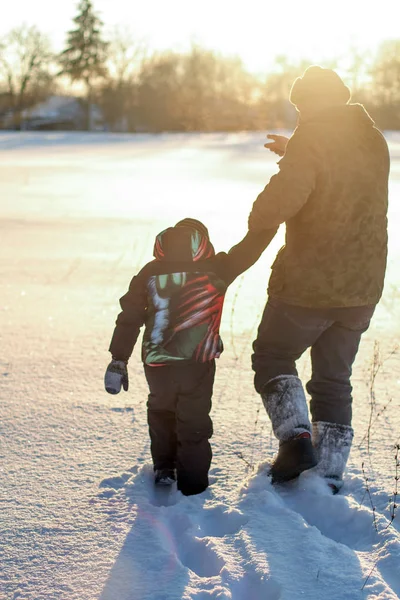 男孩和祖父享受着雪 快乐的男孩爷爷有冬天的乐趣 — 图库照片