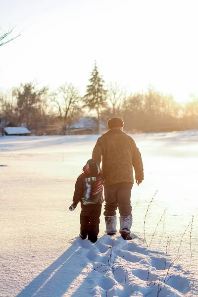 Rapaz Avô Desfrutar Neve Feliz Menino Vovô Ter Inverno Divertido — Fotografia de Stock