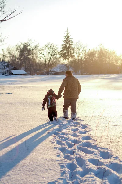 Rapaz Avô Desfrutar Neve Feliz Menino Vovô Ter Inverno Divertido — Fotografia de Stock