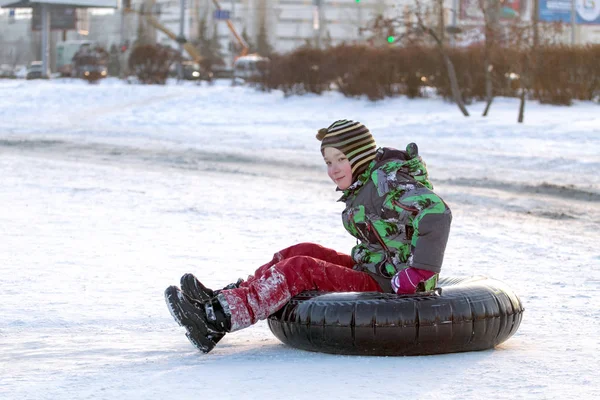 Lycklig Pojke Med Snow Tube Vinternöje Glida Ner För Backen — Stockfoto