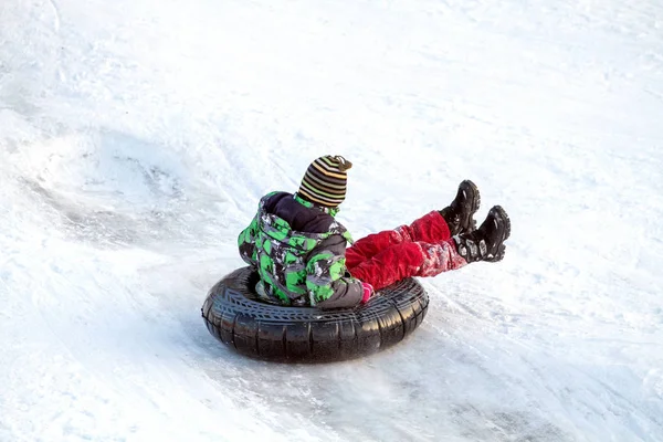 Gelukkige Jongen Met Sneeuw Buis Winterpret Schuif Naar Beneden Heuvel — Stockfoto