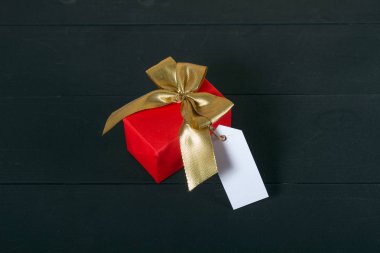 Ahşap masa üzerinde hediye kutuları. Hediye görüntü Sevgililer günü, Noel, yeni yıl veya Doğum günü için uygun. İle boşaltmak