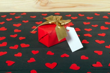 Ahşap masa üzerinde hediye kutuları. Hediye görüntü Sevgililer günü, Noel, yeni yıl veya Doğum günü için uygun. İle boşaltmak