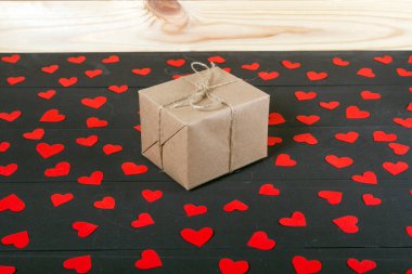 Ahşap masa üzerinde hediye kutuları. Hediye görüntü Sevgililer günü, Noel, yeni yıl veya Doğum günü için uygun. İle boşaltmak