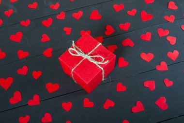 Ahşap masa üzerinde hediye kutuları. Hediye görüntü Sevgililer günü, Noel, yeni yıl veya Doğum günü için uygun. İle boşaltmak