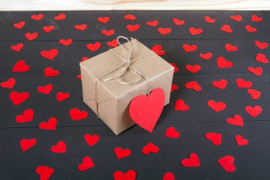 Ahşap masa üzerinde hediye kutuları. Hediye görüntü Sevgililer günü, Noel, yeni yıl veya Doğum günü için uygun. İle boşaltmak