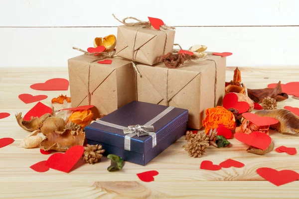 Ahşap Masa Üzerinde Hediye Kutuları Hediye Görüntü Sevgililer Günü Noel — Stok fotoğraf