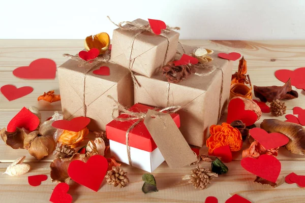 木製テーブルの上のギフト ボックス バレンタインデー クリスマス 新年や誕生日に適したギフトの画像 Copyspace — ストック写真