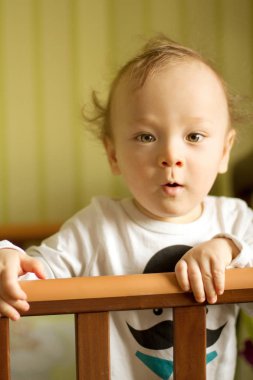 Küçük çocuk kameraya bakıyor. Komik bebek mutlu gözlü