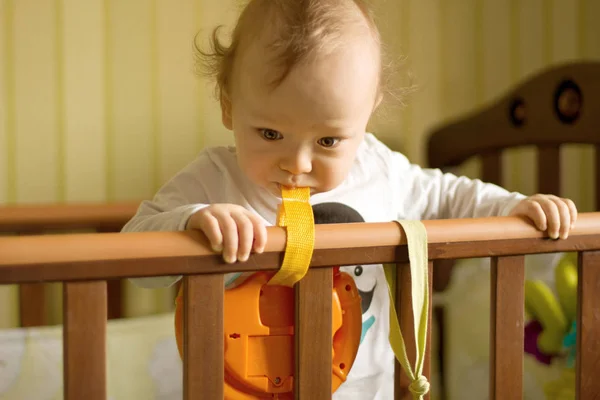 Criança Olhar Para Câmara Bebê Engraçado Com Olhos Felizes — Fotografia de Stock
