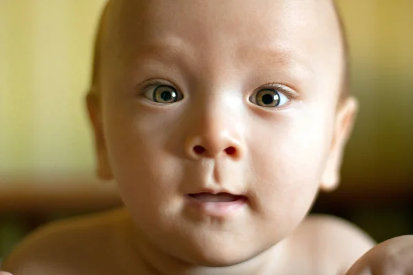 小孩看着镜头 有趣的婴儿与快乐的眼睛 — 图库照片