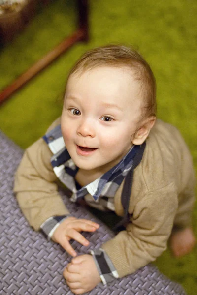 小さな子供がカメラを見てします 幸せな目で面白い赤ちゃん — ストック写真
