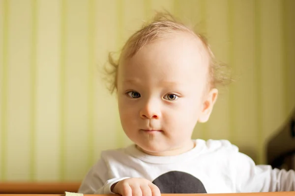 Niño Mirando Cámara Bebé Divertido Con Ojos Felices —  Fotos de Stock