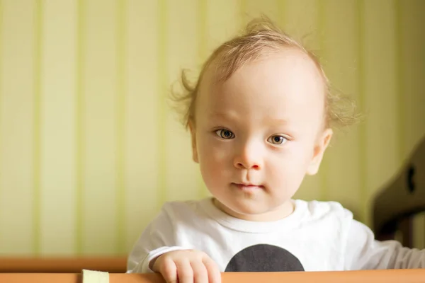 Küçük Çocuk Kameraya Bakıyor Komik Bebek Mutlu Gözlü — Stok fotoğraf