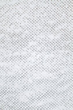 Sıva kılavuz karla kaplı. Örgü Çit taze karla kaplı. Kış arka plan doku. Beyaz arka plan dokusu