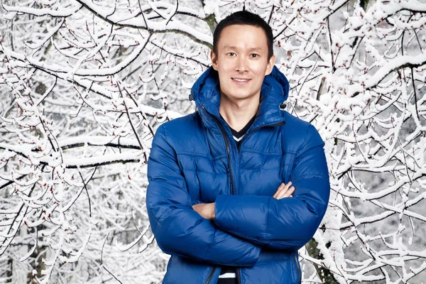 Hombre Asiático Feliz Abrigo Acolchado Azul Abajo Sobre Fondo Invierno —  Fotos de Stock