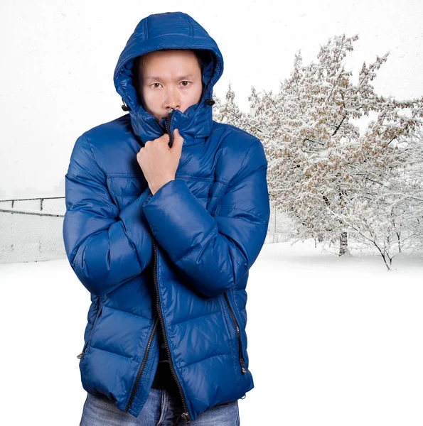 Triste Homme Asiatique Duvet Bleu Rembourré Sur Fond Hiver Enneigé — Photo